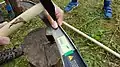 Dengelamboss mit quadratischer flacher Bahn. Gedengelt wird mit der Finne des Dengelhammers.