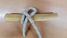 Bildet man mit dem losen Ende eine Bucht und führt es unter das feste Ende, erhält man den Slipstek, der aber nur aufgrund des Druckes und der Reibung hält.