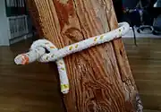 Törn um einen Holzbalken und einen „Halben Schlag“ um das stehende Ende.