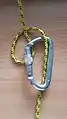 Den Karabiner in