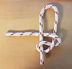 Zurück über das Seil und unter die stehende Part.