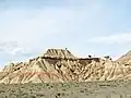 Wie bei Erdpyramiden mindert ein Deckstein die Erosion