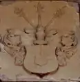 Wappen der Grafen von Barfus am Schloss Kossenblatt (Variante mit dem Stammwappen als Herzschild)