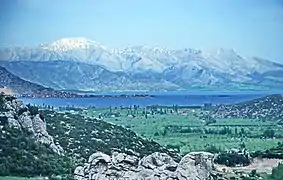 Das knapp 2800 m hohe Massiv des Barla Dağı (im Hintergrund) markiert die tektonische Trennung des größeren Eğirdir Gölü mit der Stadt Eğirdir (Mittelgrund) vom nördlich gelegenen, kleineren Hoyran Gölü und damit bereits das Umbiegen der Kurve von Isparta vom West-Taurus zum Mittel-Taurus.