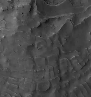 Ungewöhnliche Landschaftsformen innerhalb des Barnard-Kraters. Fotografiert vom MRO