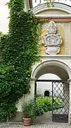 Barockes Eingangsportal mit Votivtafel der Meisterin Barbara Hund von Lauterbach