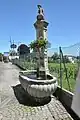 Der Gaensbrunnen: Hier stand seit dem 8. Jahrhundert ein Brunnen. Der aktuelle stammt aus dem Jahre 1857. Der Brunen wird von der Skulptur eines Kindes gekrönt, das auf einer Gans sitzt. Der Brunnen war im Jahre 1907 der älteste von 14 Brunnen in Barr.