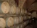 Barriques in einer Weinkellerei