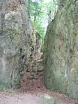 Die bis zu 10 m tiefe Schlucht im Weiten Tal bei Schriesheim mar­kiert einen abge­bauten Barytgang. Er entstand als hydrothermale Spaltenfüllung (s. o.), in deren Prozess die Granit-Rahmengesteine durch Aufschmel­zung zersetzt bzw. mylonitisiert wurden.