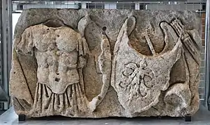 Relief mit Rüstung und Waffen