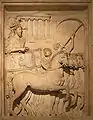 Das Relief zeigt Kaiser Mark Aurel bei seinem Triumphzug 176. Commodus, ursprünglich rechts neben seinem Vater abgebildet, wurde vollständig entfernt.