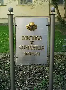 Ein Meilenstein aus Metall neben der Basilika von Weingarten, der die noch fehlenden Kilometer in Richtung Santiago aufzeigt: 2400 km.