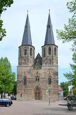 Blick von der Marktstraße auf die  Basilika St. Cyriakus