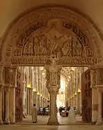 Hauptportal, Sicht aus dem Narthex ins Langhaus