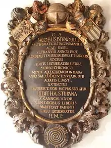 Epitaph von Jakob I. Bernoulli (1655–1705) zwischen beiden Kreuzgängen