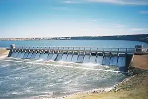 Der „Bassano Dam“ südlich der Gemeinde