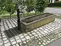 Einer der Brunnen mit Pumpe