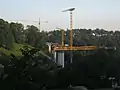 Blick auf die Pfeiler der zukünftigen Hängebrücke