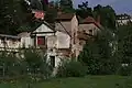 Detailansicht des Fabrikgebäudes mit der Villa im Hintergrund