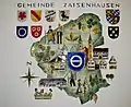 Majolika zur Geschichte der Gemeinde Diese wertvolle Baukeramik im 1970 erbauten Rathaus wurde in der Staatlichen Majolika-Manufaktur Karlsruhe von dem Künstler und Keramikmeister Karl-Heinz Feisst (1925–2011) entworfen und angefertigt. Wappen linke Seite: oben: Gochsheim (Ebersteiner Rose), Baden, Kloster Maulbronn, Göler von Ravensburg unten: Herren von Enzberg (Zaisolf-Wolframe), Grafen von Neipperg Wappen rechte Seite: oben: Kurpfalz unten: Sickingen/Flehingen