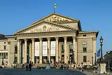 Frontalansicht der Bayerischen Staatsoper