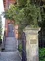 Seitlicher Haus- und Museumseingang