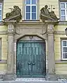Drittes Portal mit den Figuren Temperantia und Justitia auf den Dreieckschenkeln des Giebels