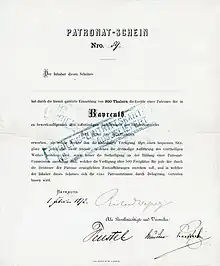 Patronat-Schein zur Finanzierung der Festspiele in Bayreuth, ausgegeben am 1. Februar 1872, von Richard Wagner im Original signiert. Durch Zahlung von 300 Thaler erwarb der Inhaber des Scheins „die Rechte eines Patrones der in Bayreuth zu bewerkstelligenden drei vollständigen Aufführungen des Bühnenspieles Der Ring des Nibelungen“. Mit Stempel über ausgehändigte Eintrittskarten.