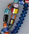 Künstliche Perlen (English: Beads)