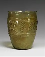Vorder- und Seitenansicht des Bechers im Metropolitan Museum of Art (01.8.5)