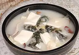 Gesalzener Fischkopf in einer Tofu-Suppe – 鹹魚頭豆腐湯
