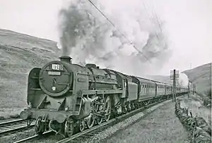 Lokomotive 72001 Clan Cameron vor einem Expresszug nach Glasgow auf der Rampe bei Beattock