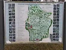 Infotafeln zu bedeutenden Grabdenkmälern am Eingang.