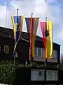 Flagge der Stadt vor dem Rathaus der Partnergemeinde Borchen