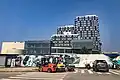 Campus als Gebäudekomplex bestehend aus ein hochragender Baukörper und fünf graduell niedrigeren Bauten direkt daneben
