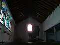 Blick vom Kirchenschiff zum Altar