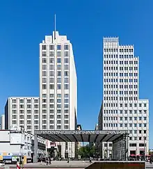 Nördlicher Eingang des Tunnelbahnhofs, dahinter links Beisheim Center, rechts Delbrück-Hochhaus jetzt P5