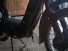Zylinderdeckel an einem Piaggio-Ciao-Mofa, mit Zündkerzenstecker