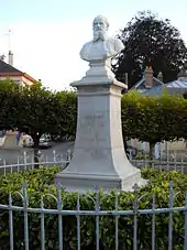 Die Statue, die Aristide Boucicaut darstellt.