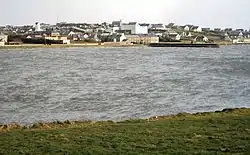 Blick über das Küstenvorland auf Béal an Mhuirthead
