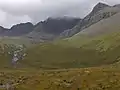 Das Coire a’ Ghreadaidh mit dem Sgùrr a’ Ghreadaidh in Bildmitte im Nebel