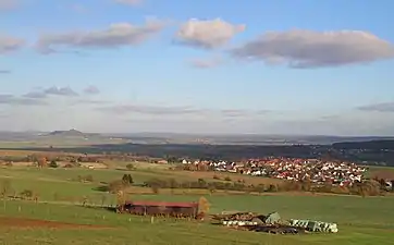 Blick auf die Siedlung Beltershausen vom Fuß des Frauenbergs. Links das Amöneburger Becken mit dem Ort Amöneburg auf einem Basaltkegel