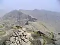 Der Gipfelcairn des Ben Cruachan, Blick nach Osten über den 1009 Meter hohen Vorgipfel des Drochaid Ghlas zum 998 Meter hohen Stob Diamh