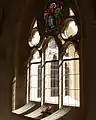 Neogotisches Maßwerk in den historischen Laibungen mit Glasfenstern im Kreuzgang