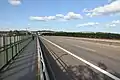 Fahrbahn mit Fuß- und Radweg