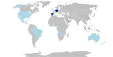 Eine grafische Weltkarte mit mehreren blau markierten Ländern. Dunkelblau markiert sind Italien, Deutschland und Spanien, die häufig vom Papst besucht wurden.