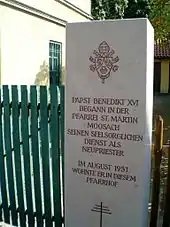 Stele zu Ehren Papst Benedikts XVI. in der Pelkovenstraße, München-Moosach