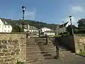 Treppe mit Kandelabern, Marienstatue auf barockisierendem modernen Brunnen umgeben von Evangelistenstatuen