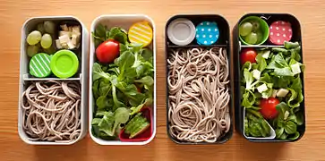 Vegetarisches Soba-Bentō mit grünen Salat und Obst