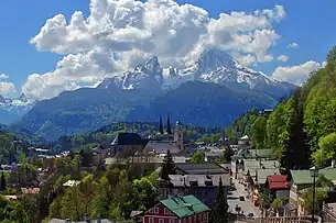 Der Watzmann mit Berchtesgaden im Vordergrund